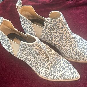 Dolce Vita Cream and Gray Patterned Ankle Boots NWT